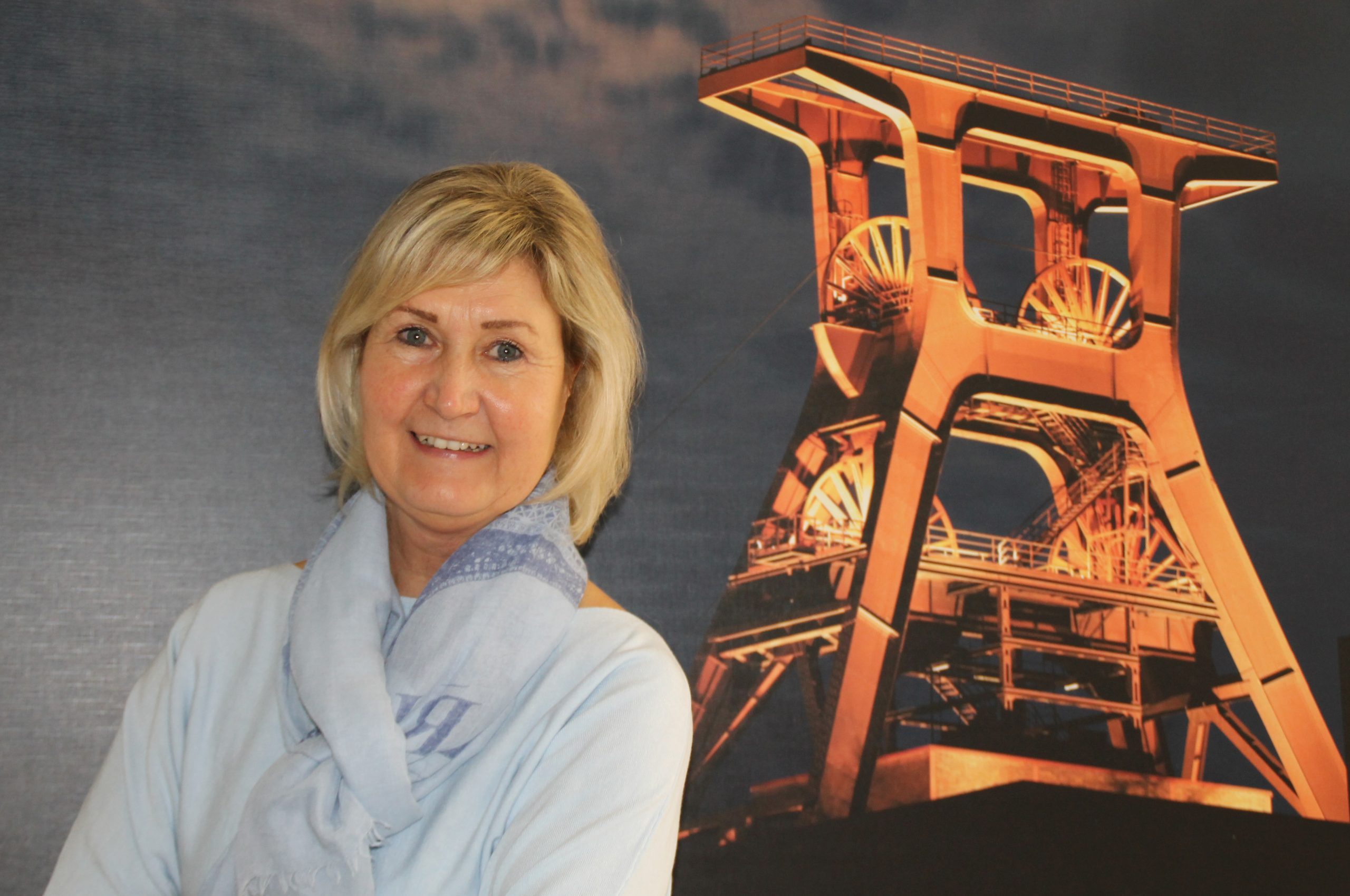 Anja Löhrmann Foto: Anja Löhrmann mit Zechenturm im Hintergrund