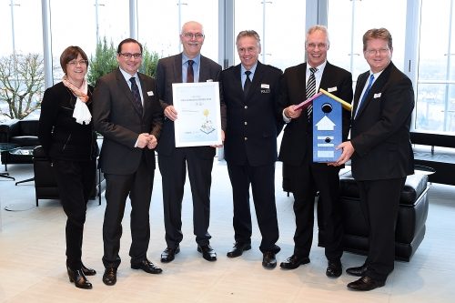 Foto: v.li.n.re.: Simone Raskob (Geschäftsbereichsvorstand Umwelt und Bauen der Stadt Essen), Thomas Kufen (Oberbürgermeister der Stadt Essen), Karl-Heinz Webels (Vorsitzender Verkehrswacht Essen e.V.), EPHK Manfred Schröder (Leiter VI 1, Polizei Essen), Dieter Schmitz (Leiter Amt f. Straßen und Verkehr, Stadt Essen), Dr. Arndt Neuhaus (Vorstandsvorsitzender der RWE Deutschland AG) bei der Übergabe des Klimaschutzpreises an die Ordnungspartner